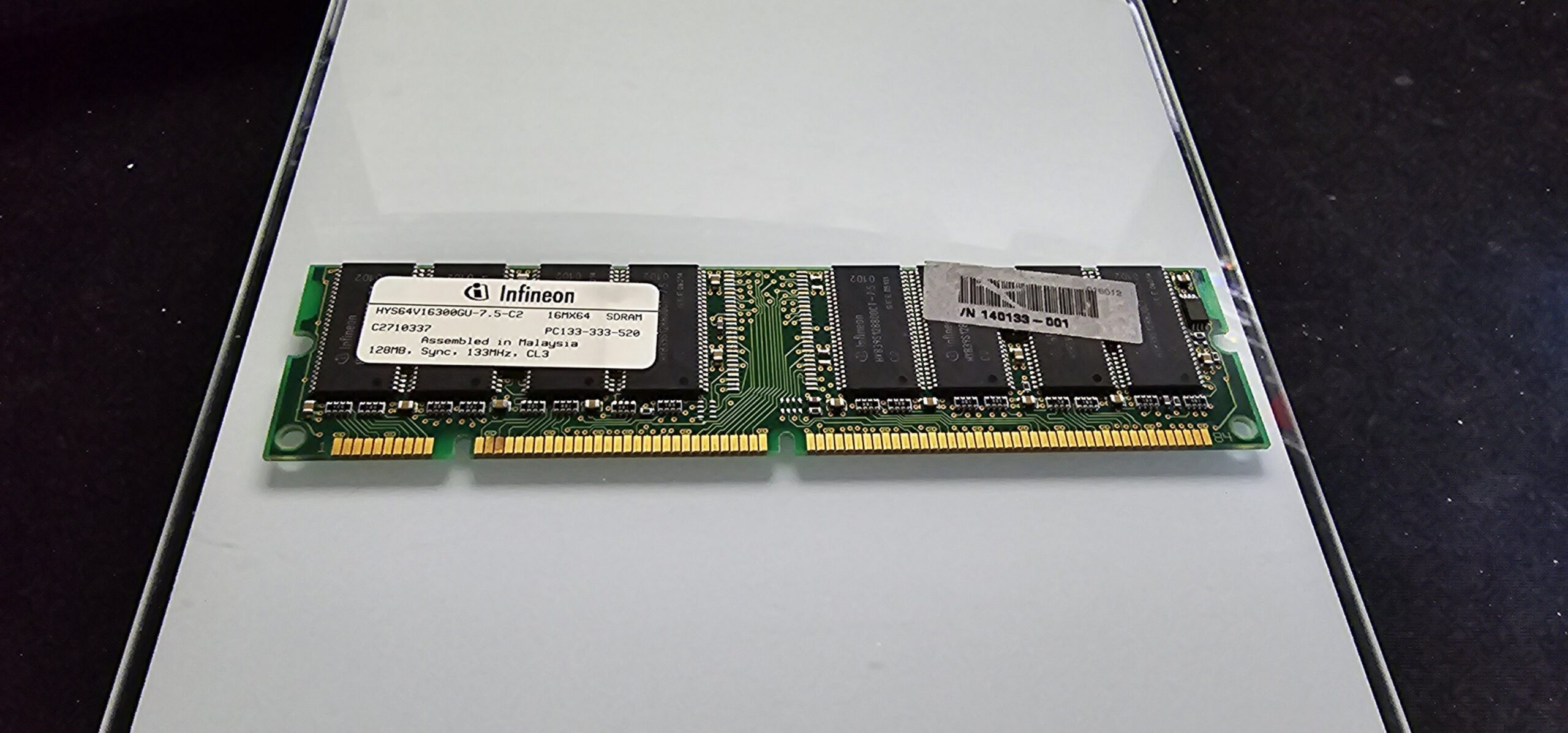 128 MB SD-RAM 168-pin PC-133U non-ECC Infineon HYS64V16300GU-7.5-C2