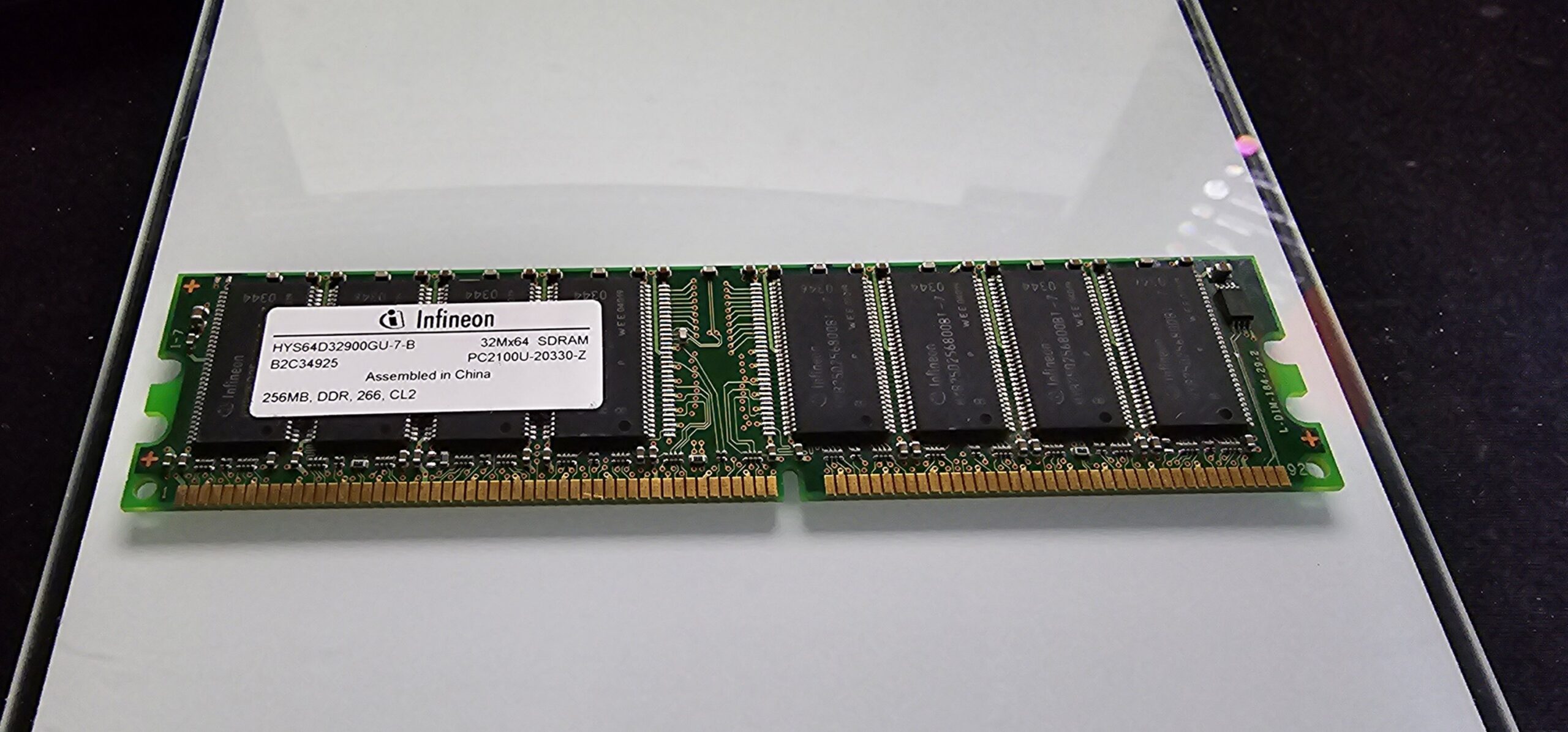 256 MB DDR-RAM 184-pin PC-2100U non-ECC 266 MHz Infineon HYS64D32900GU-7-B